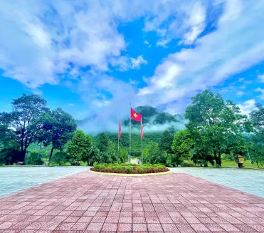 Lá cờ Việt Nam tung bay trên nền di sản